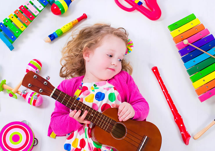 A Criança Aprende A Tocar Piano Com Um Smartphone, Aula De Música